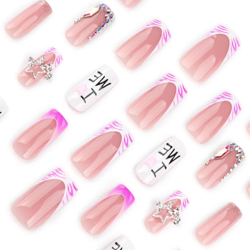 Kunstvolle Nagelkunst mit romantischen Verzierungen und Glitzerakzenten Karnz