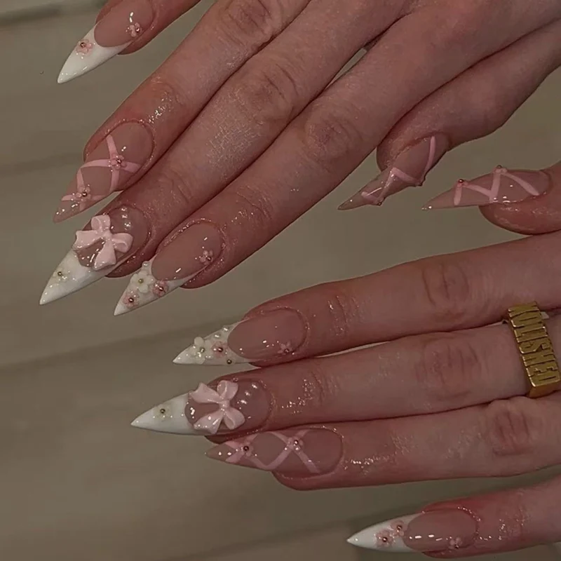 Kunstvolle Nagelkunst mit romantischen Schleifen und Blüten Karnz