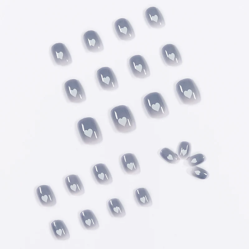 Kunstvolle Nagelkunst mit romantischen Herzmotiven Karnz