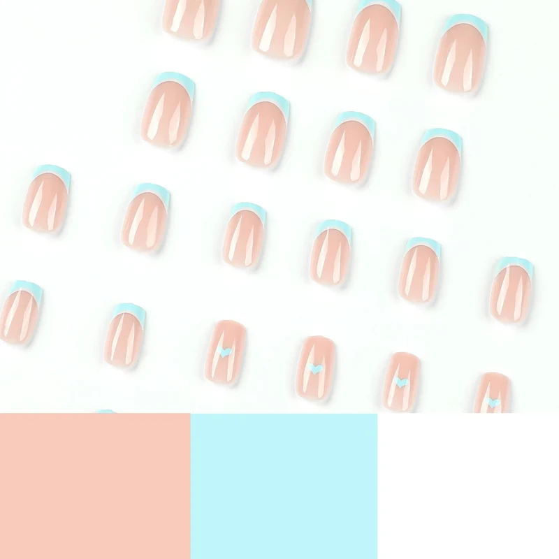 Kunstvolle Nagelkunst mit pastellblauen Akzenten Karnz