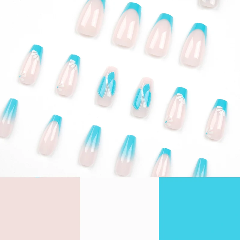 Kunstvolle Nagelkunst mit Ombre- und Blumenverzierungen Karnz