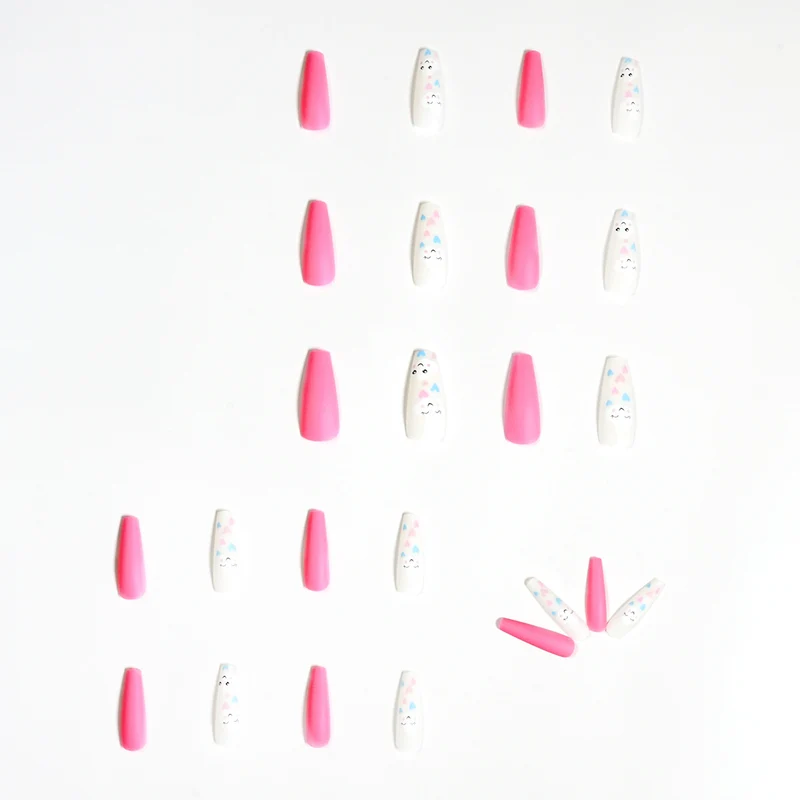 Kunstvolle Nagelkunst mit niedlichen Wolken- und Herzmotiven Karnz