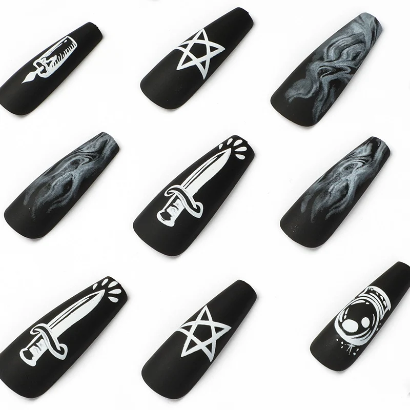 Kunstvolle Nagelkunst mit mystischen Motiven Karnz