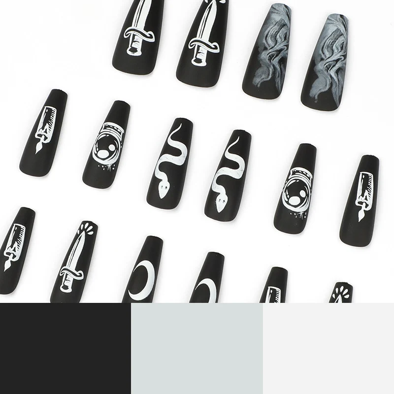 Kunstvolle Nagelkunst mit mystischen Motiven Karnz