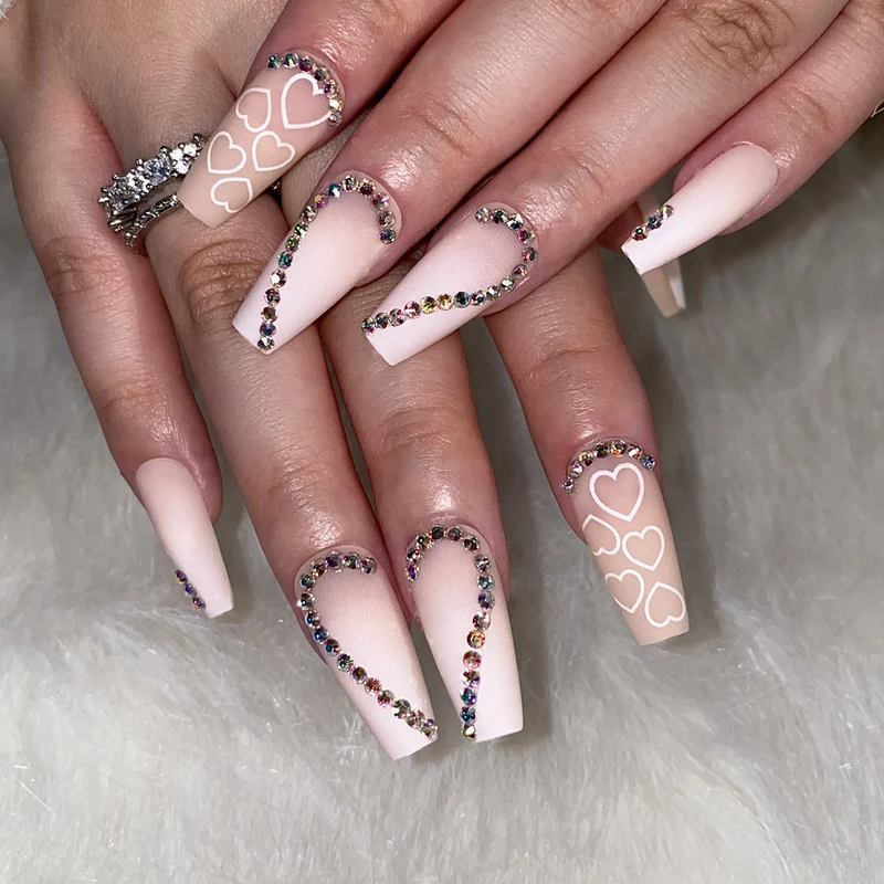Kunstvolle Nagelkunst mit Liebesmotive Karnz