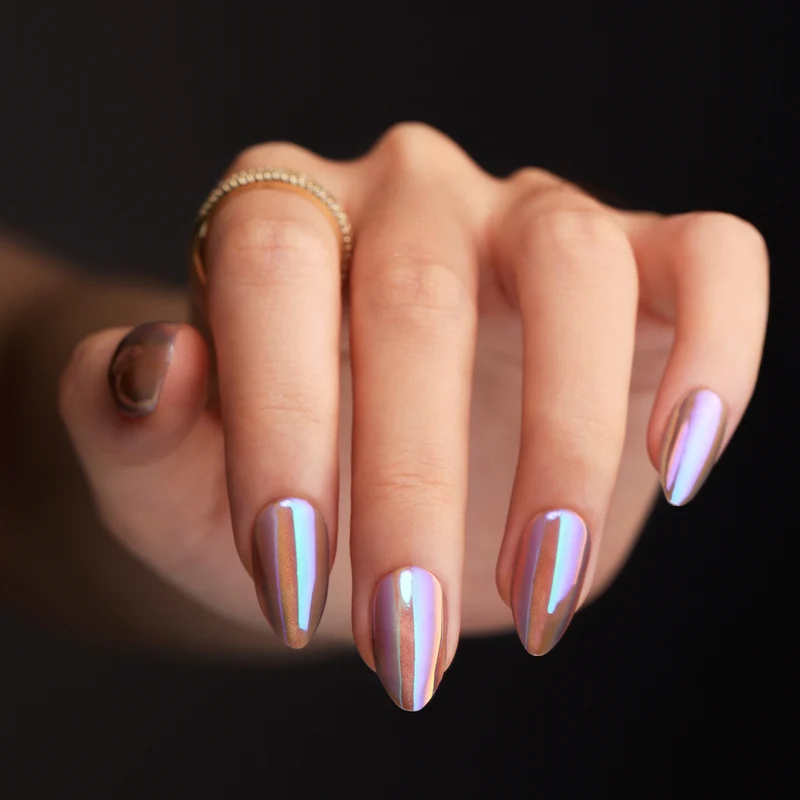 Kunstvolle Nagelkunst mit holografischem Effekt Karnz