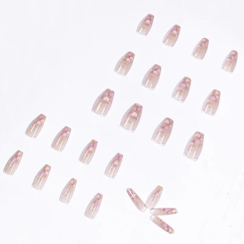 Kunstvolle Nagelkunst mit Herzmuster Karnz