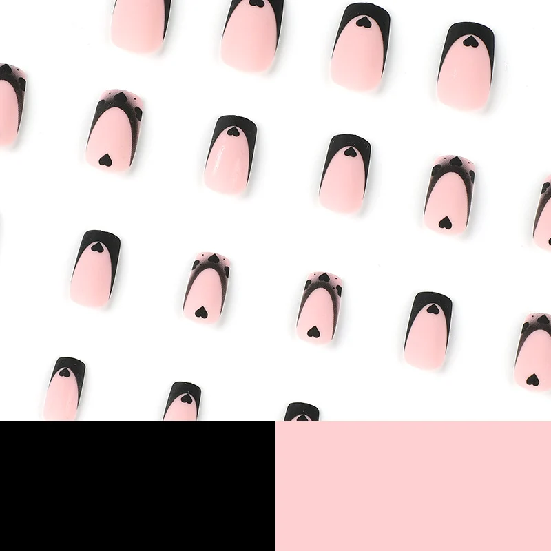Kunstvolle Nagelkunst mit Herzmotiven und Schwarz-Weiß-Spitzen Karnz