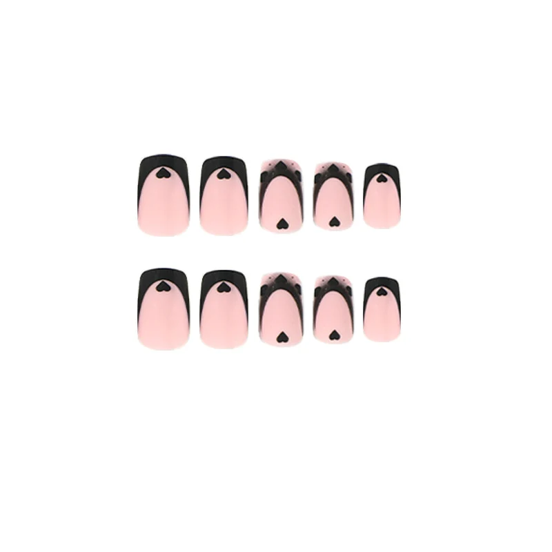 Kunstvolle Nagelkunst mit Herzmotiven und Schwarz-Weiß-Spitzen Karnz