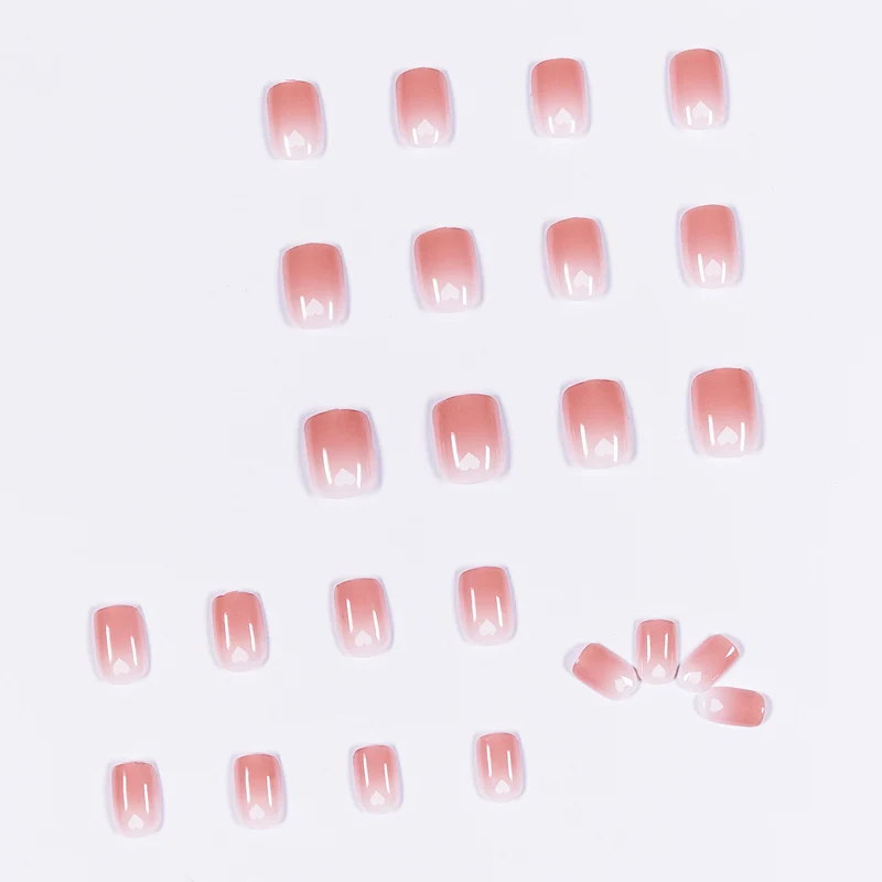 Kunstvolle Nagelkunst mit herzförmigen Akzenten und sanftem Ombre-Effekt Karnz