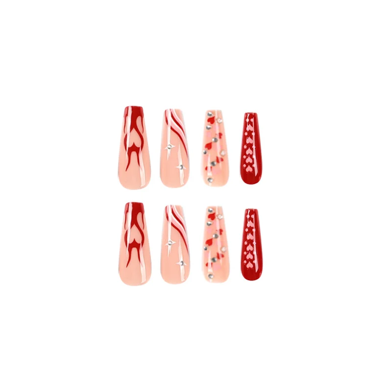 Kunstvolle Nagelkunst mit Herzen und Glitzerakzenten Karnz