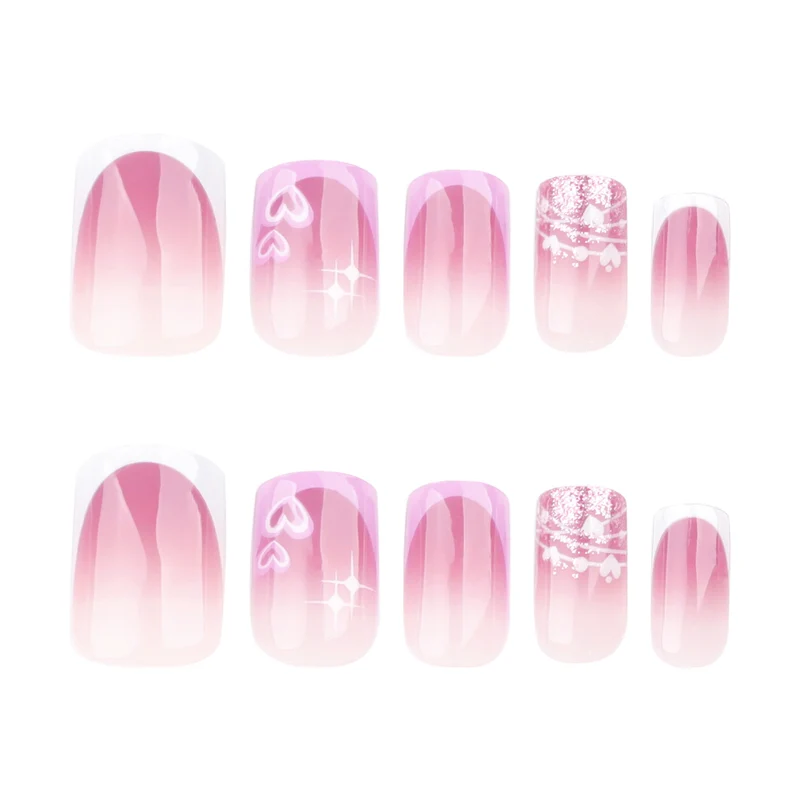 Kunstvolle Nagelkunst mit Herz- und Glitzermotiven Karnz