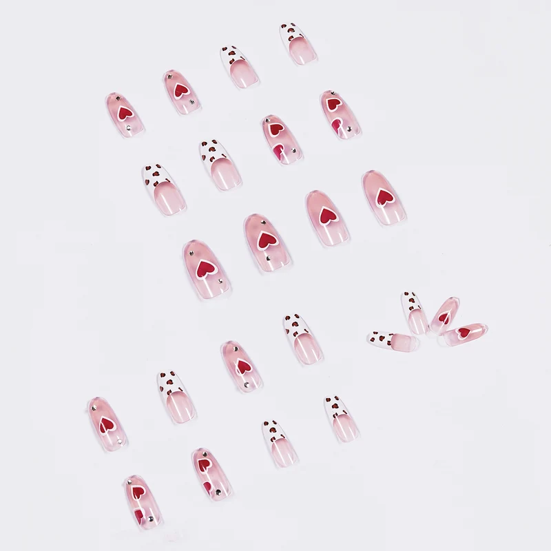 Kunstvolle Nagelkunst mit Herz-Design Karnz