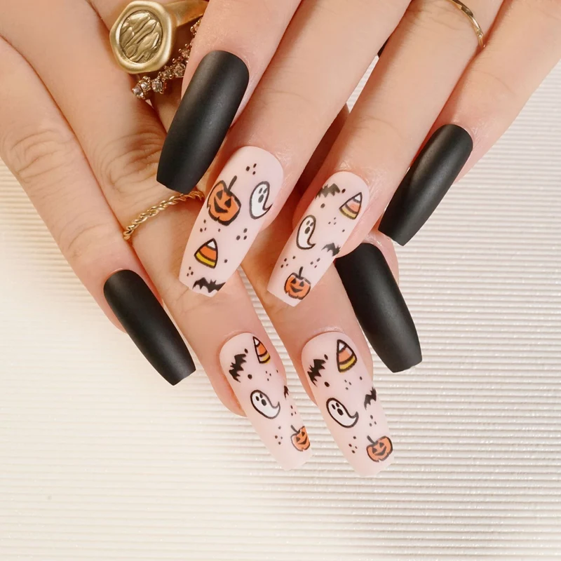 Kunstvolle Nagelkunst mit gruseligen Motiven Karnz