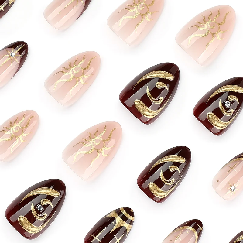 Kunstvolle Nagelkunst mit goldenen Akzenten und mystischen Motiven Karnz