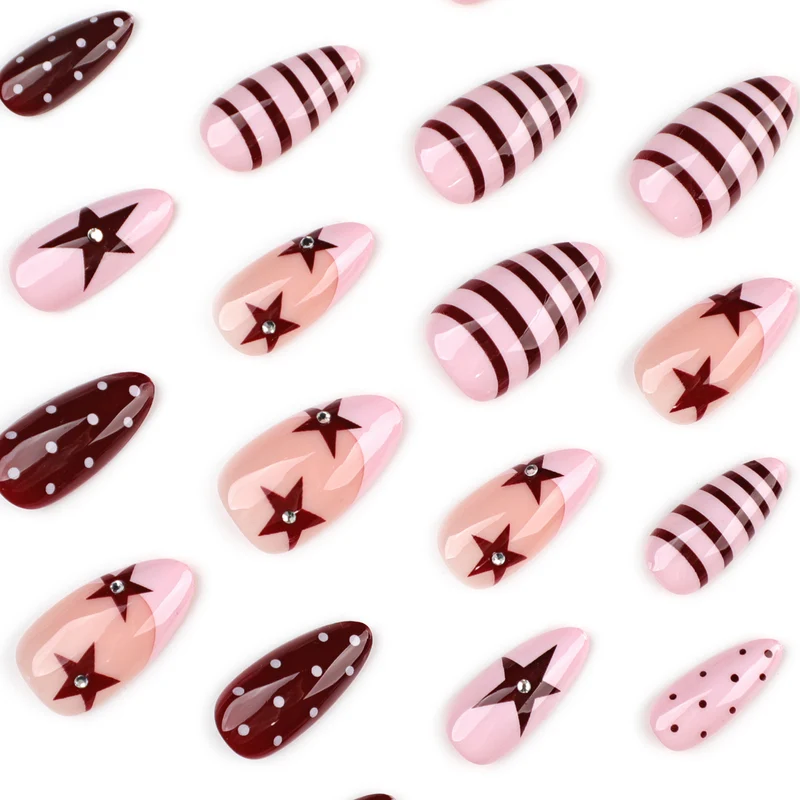 Kunstvolle Nagelkunst mit glitzernden Sternmotiven Karnz