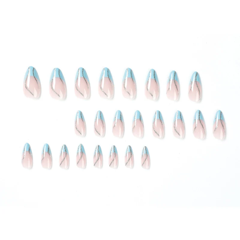 Kunstvolle Nagelkunst mit Glitzerlinien Karnz