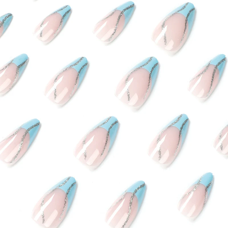 Kunstvolle Nagelkunst mit Glitzerlinien Karnz