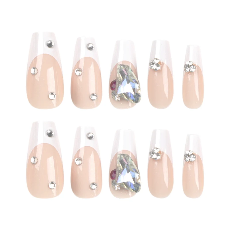 Kunstvolle Nagelkunst mit Glitzerakzenten und Strassverzierungen Karnz