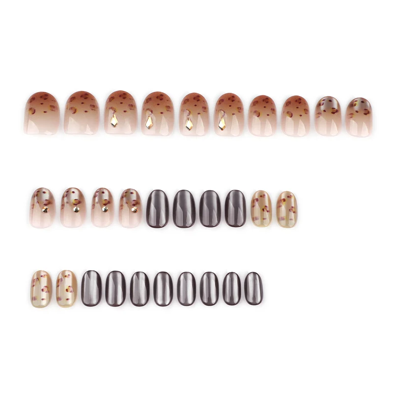 Kunstvolle Nagelkunst mit Glitzerakzenten und elegantem Design Karnz