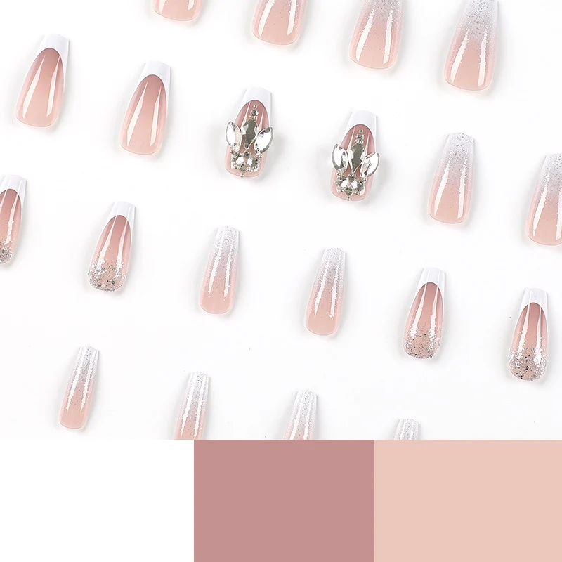 Kunstvolle Nagelkunst mit Glitzer- und Schmuckdetails Karnz