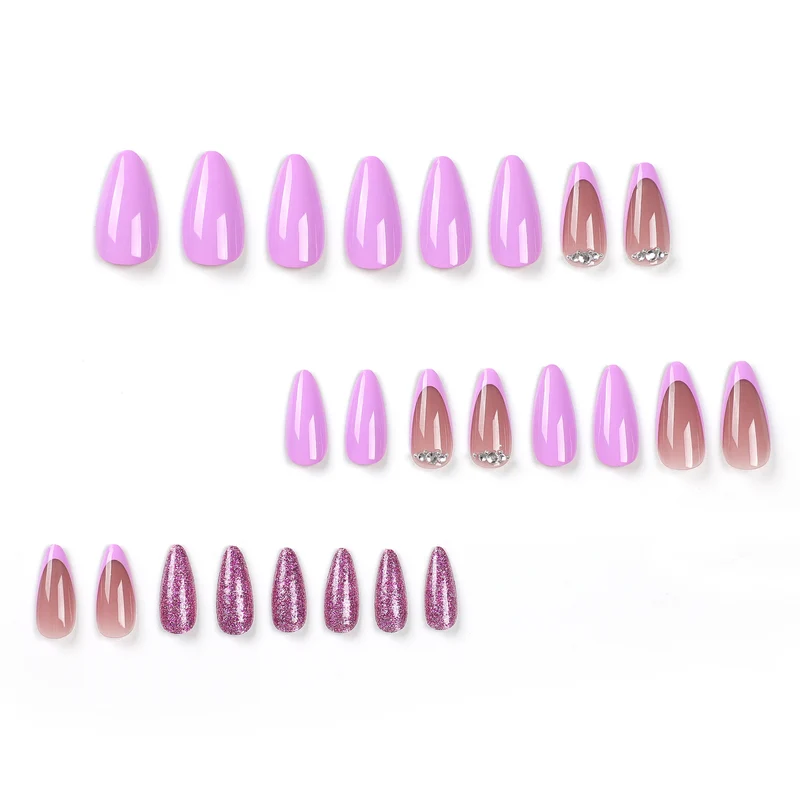 Kunstvolle Nagelkunst mit Glitzer- und Ombre-Effekten Karnz