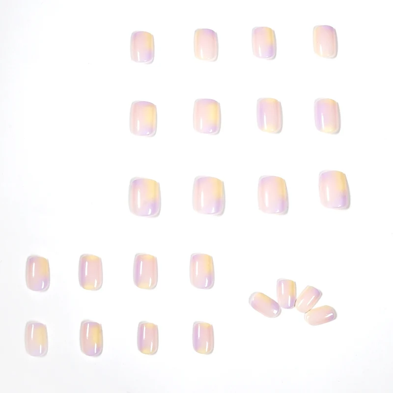 Kunstvolle Nagelkunst mit Glitzer- und Ombre-Design Karnz