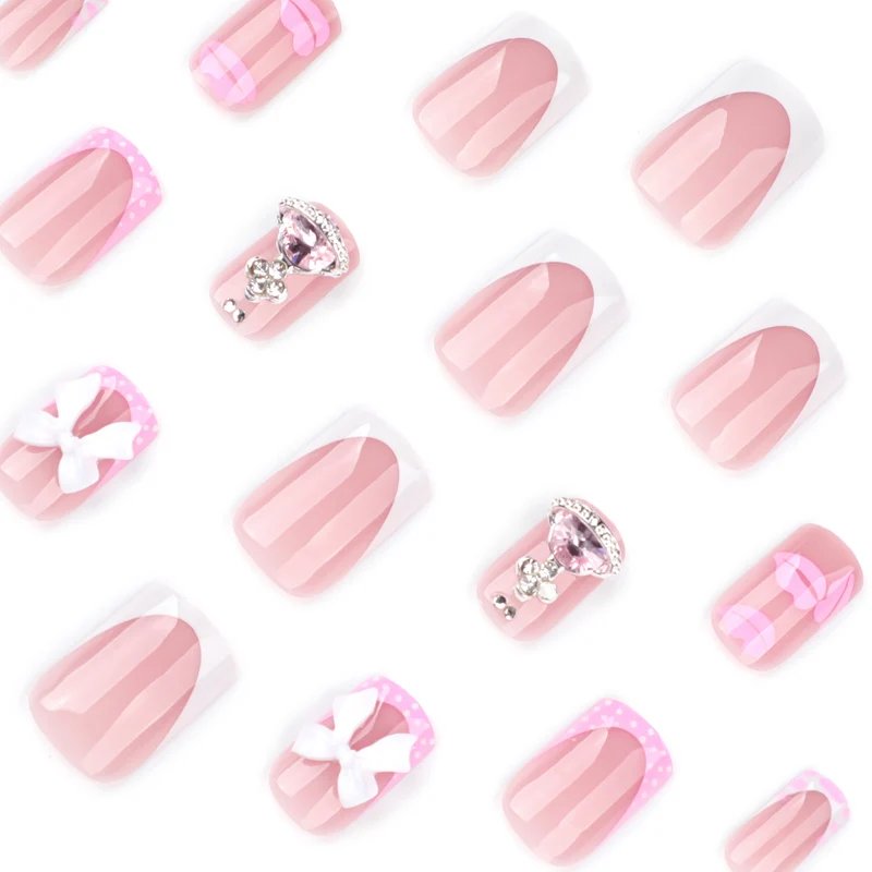 Kunstvolle Nagelkunst mit Glitzer- und Blumendesign Karnz