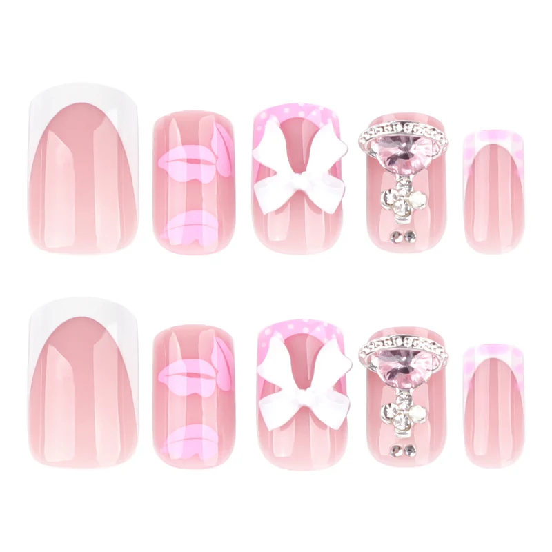 Kunstvolle Nagelkunst mit Glitzer- und Blumendesign Karnz