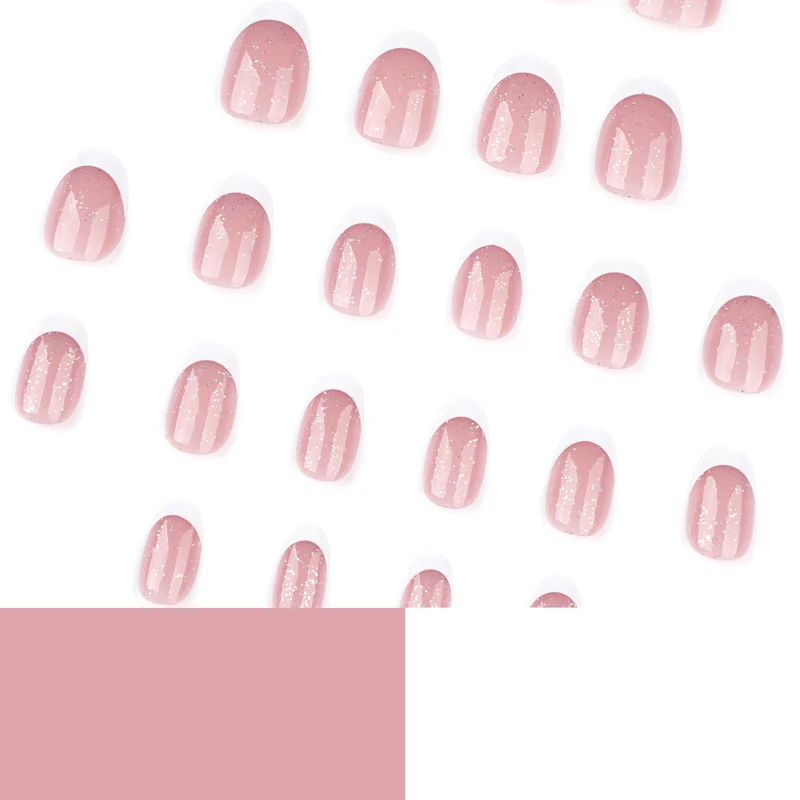 Kunstvolle Nagelkunst mit Glitzer in sanften Tönen und eleganten Spitzen Karnz