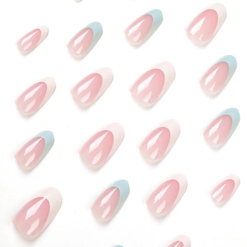 Kunstvolle Nagelkunst mit französischem Design Karnz