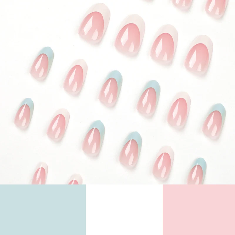 Kunstvolle Nagelkunst mit französischem Design Karnz