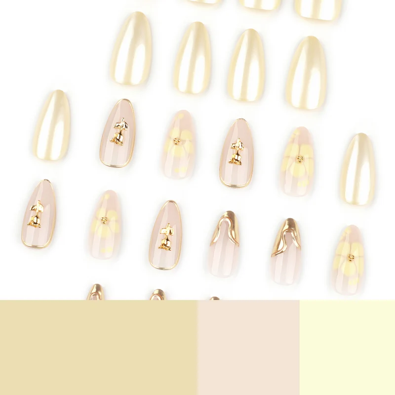 Kunstvolle Nagelkunst mit floralen Verzierungen und Glitzerakzenten Karnz