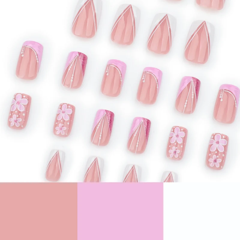 Kunstvolle Nagelkunst mit floralen Verzierungen Karnz
