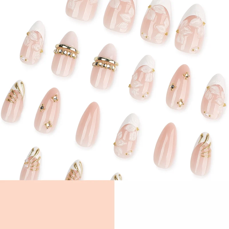 Kunstvolle Nagelkunst mit floralen und strassverzierten Akzenten Karnz