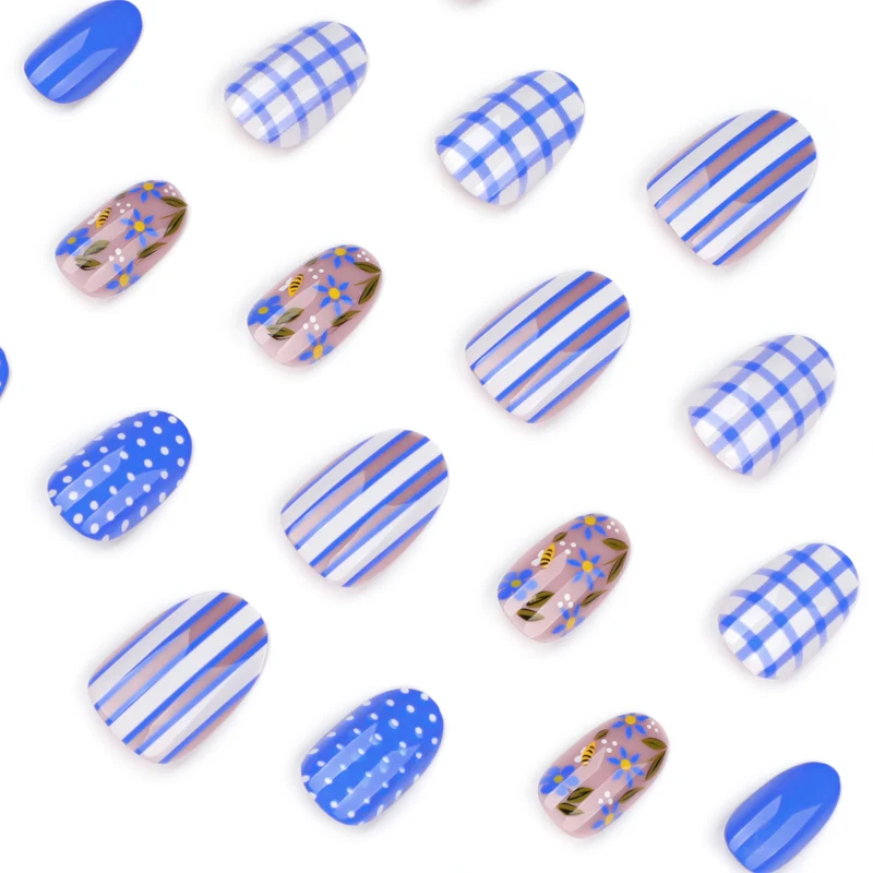 Kunstvolle Nagelkunst mit floralen und geometrischen Designs Karnz