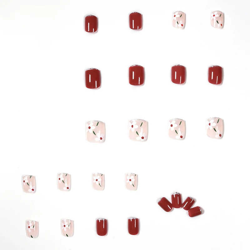 Kunstvolle Nagelkunst mit floralen Motiven und Glitzerakzenten Karnz