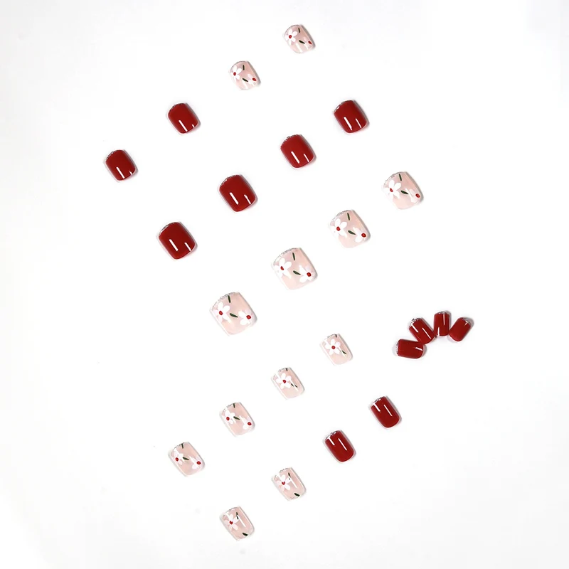 Kunstvolle Nagelkunst mit floralen Motiven und Glitzerakzenten Karnz