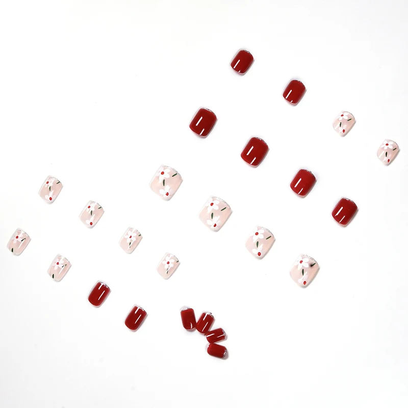 Kunstvolle Nagelkunst mit floralen Motiven und Glitzerakzenten Karnz