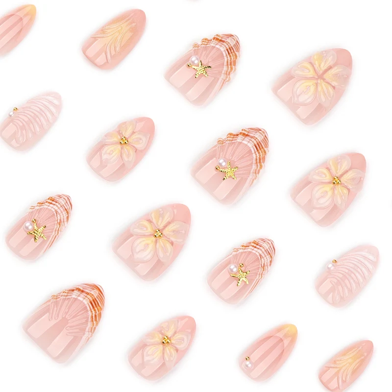 Kunstvolle Nagelkunst mit floralen Motiven und eleganten Akzenten Karnz