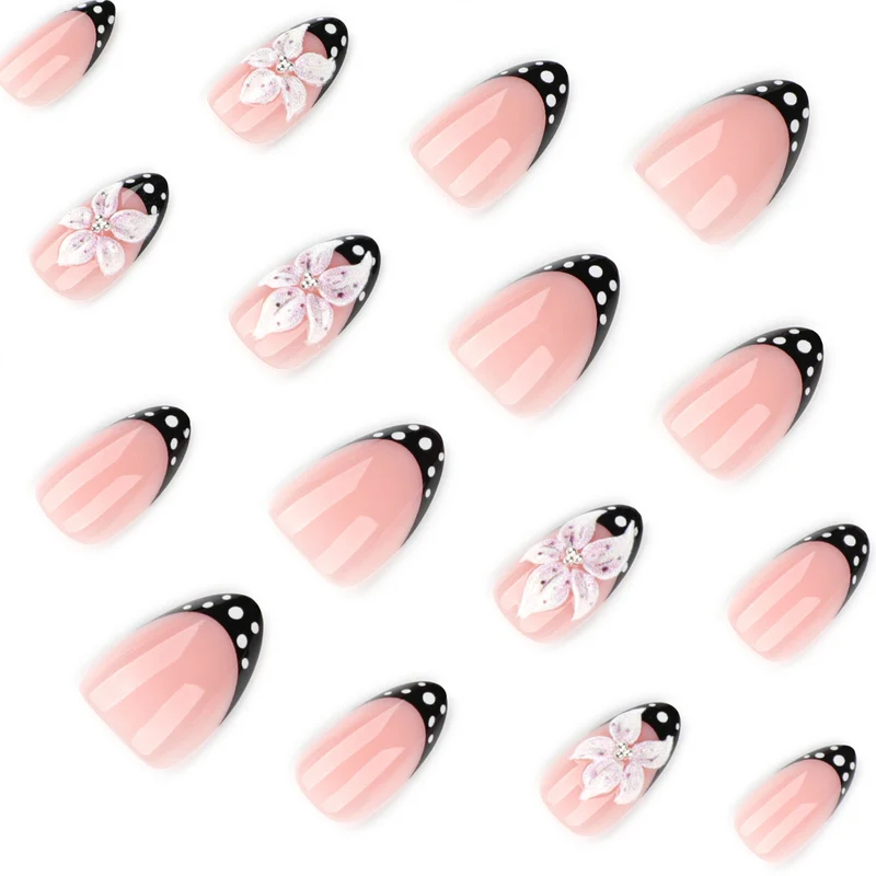 Kunstvolle Nagelkunst mit floralen Designs und eleganten Akzenten Karnz