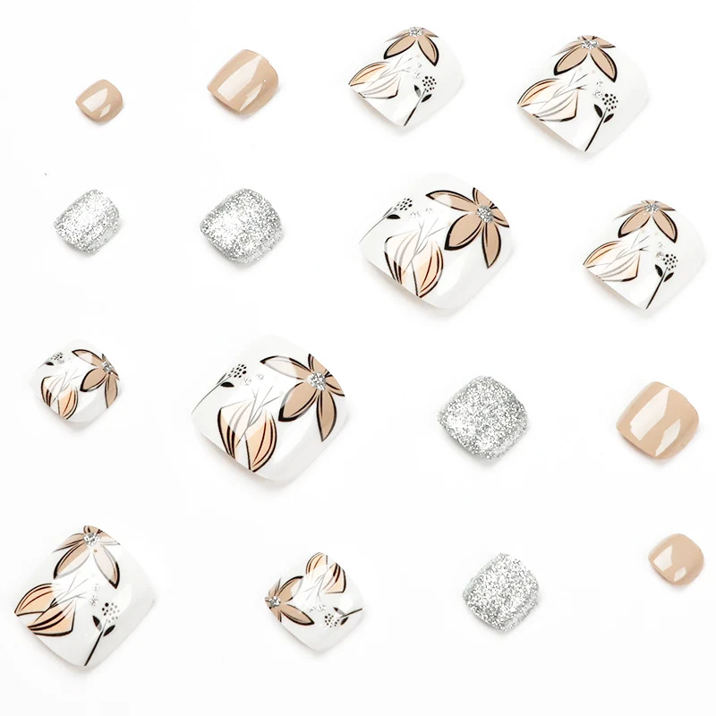 Kunstvolle Nagelkunst mit floralen Designs Karnz