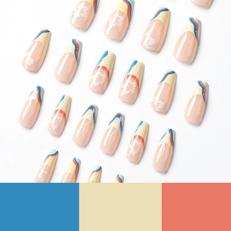 Kunstvolle Nagelkunst mit floralen Akzenten und kreativen Farbschichten Karnz