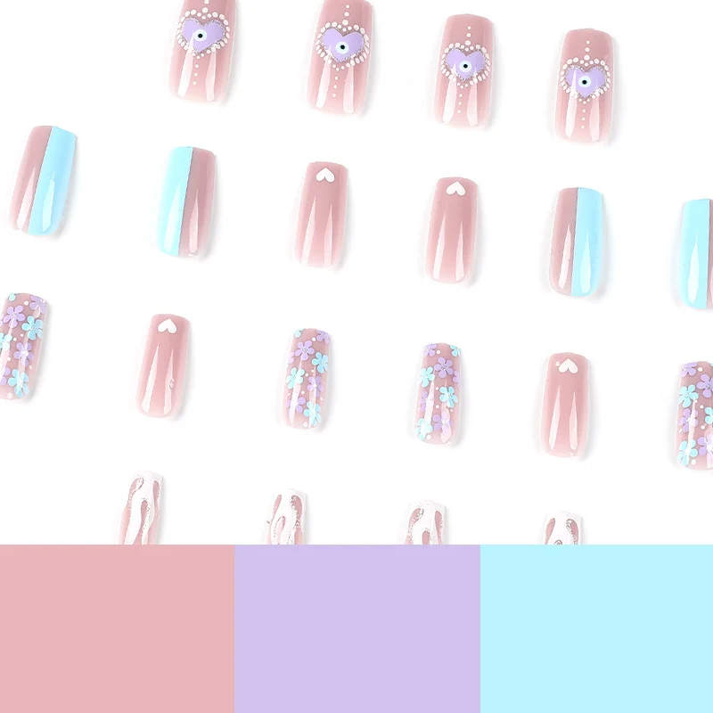 Kunstvolle Nagelkunst mit floralen Akzenten und Glitzerverzierungen Karnz