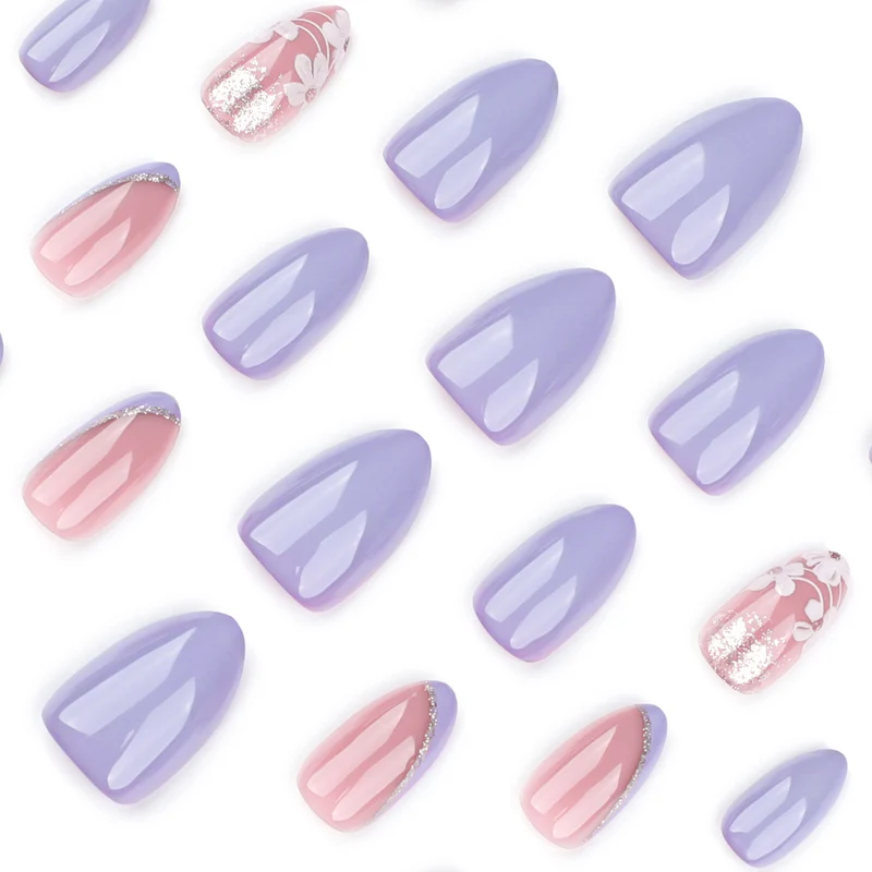 Kunstvolle Nagelkunst mit floralen Akzenten und Glitzer Karnz