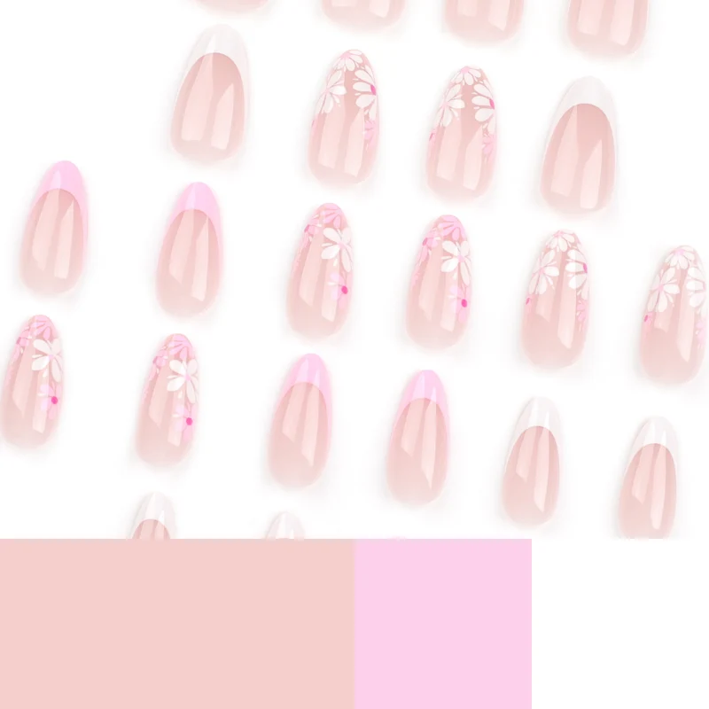 Kunstvolle Nagelkunst mit floralen Akzenten Karnz