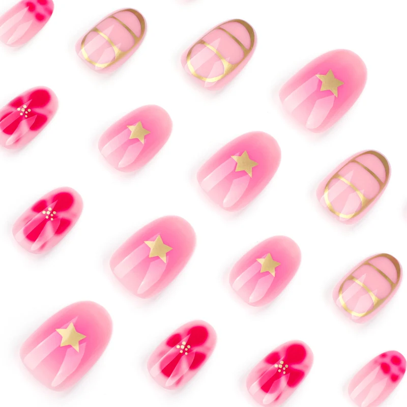 Kunstvolle Nagelkunst mit floralem Design und Glitzerelementen Karnz