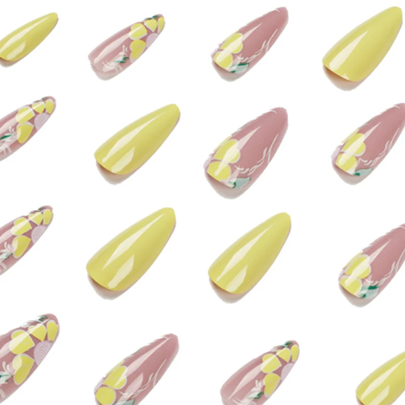 Kunstvolle Nagelkunst mit floralem Design Karnz