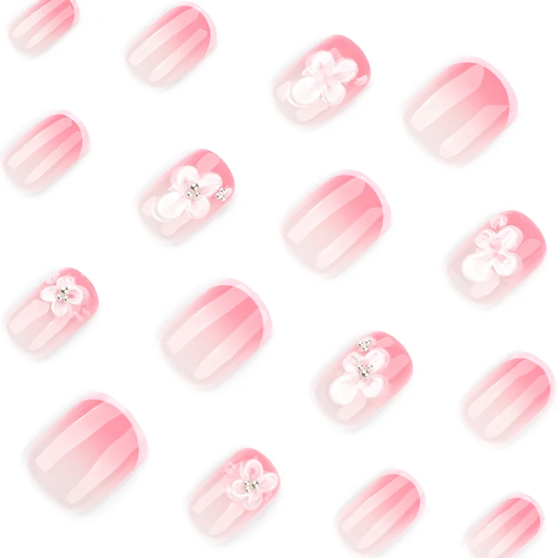 Kunstvolle Nagelkunst mit floralem Design Karnz