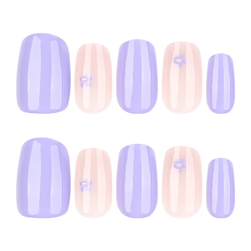 Kunstvolle Nagelkunst mit floralem Akzent Karnz